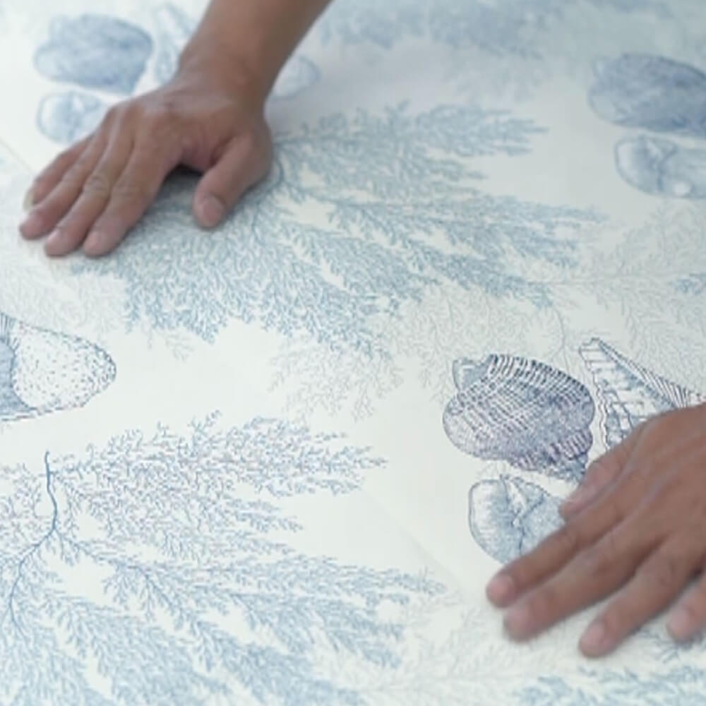 นำวอลเปเปอร์ที่เลือกไว้มาเทียบลายและ ตัดวอลเปเปอร์ตามความสูงของผนังที่เราวัดไว้ 