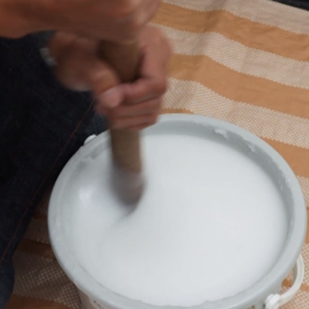 ผสมกาวและน้ำในถังผสม คนให้เข้ากัน จนเป็นเนื้อเดียว