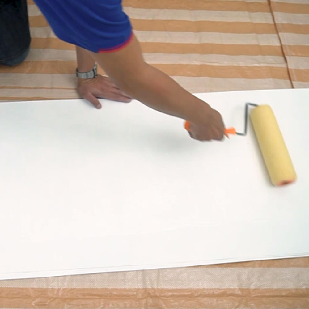 ใช้ลูกกลิ้งทากาวให้ทั่วทั้งแผ่นวอลเปเปอร์ ขอบผนังด้านบนและล่าง 