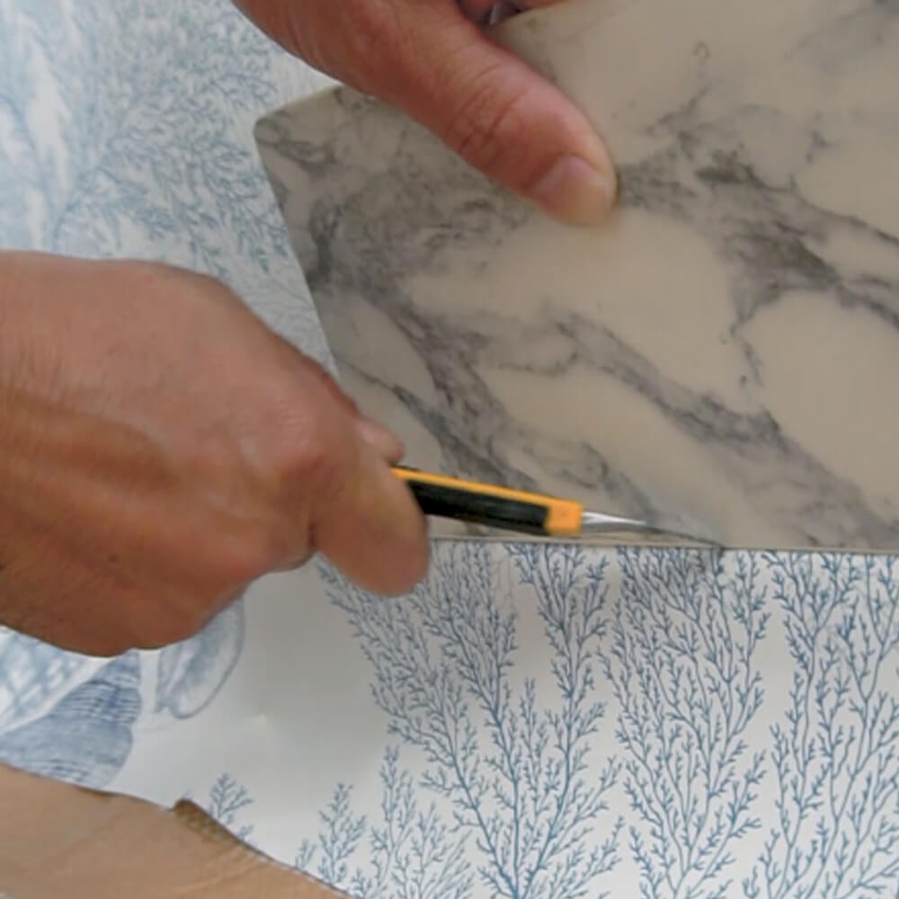 ใช้ลูกกลิ้งทากาวให้ทั่วทั้งแผ่นวอลเปเปอร์ ขอบผนังด้านบนและล่าง 