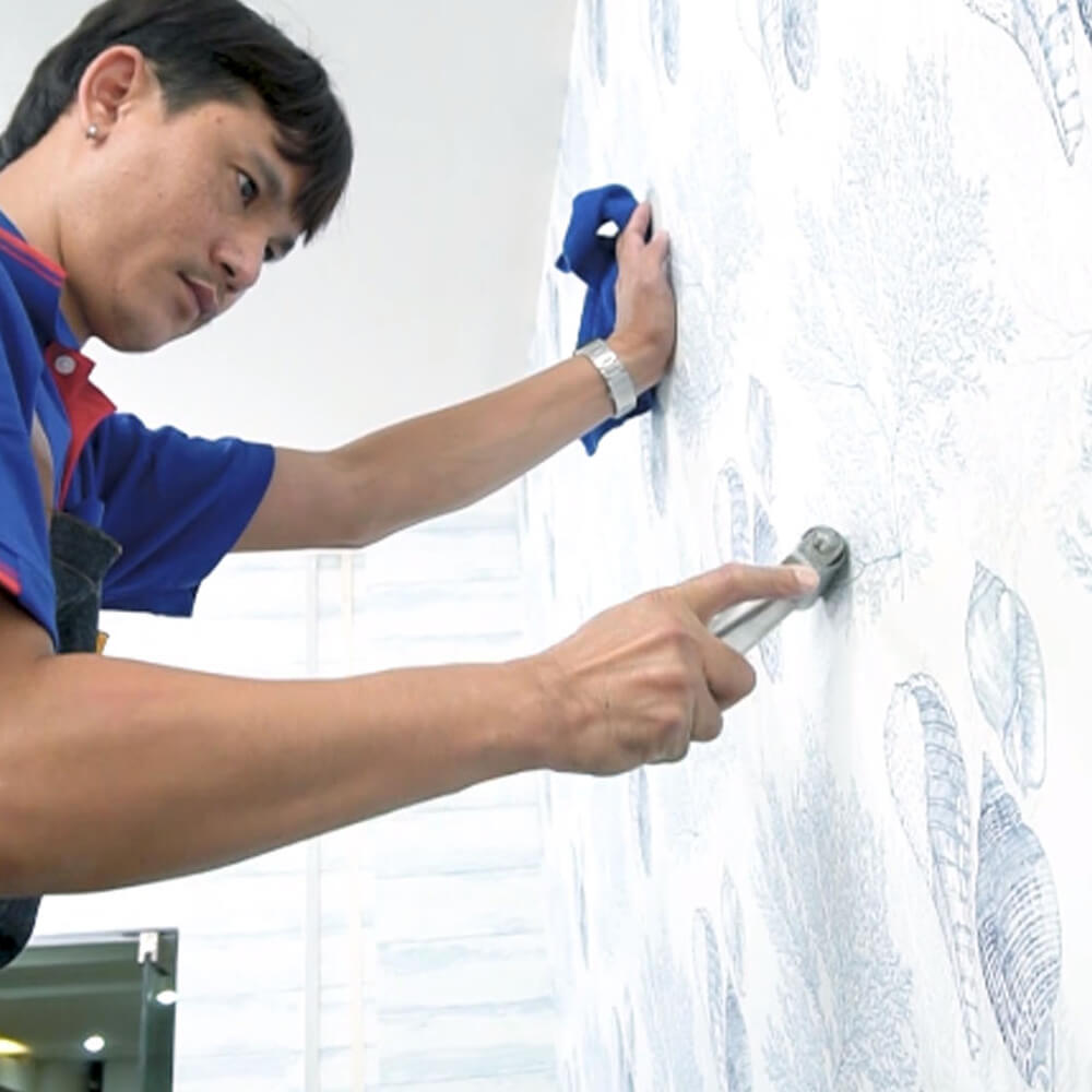 ใช้ลูกกลิ้งทากาวให้ทั่วทั้งแผ่นวอลเปเปอร์ ขอบผนังด้านบนและล่าง 