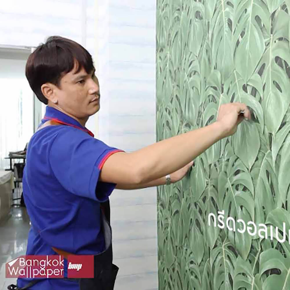 นำผ้าใบมาปูกันเปื้อนในพื้นที่ๆ จะทำการลอกวอลเปเปอร์ ใช้คัตเตอร์กรีดลงบนวอลเปเปอร์