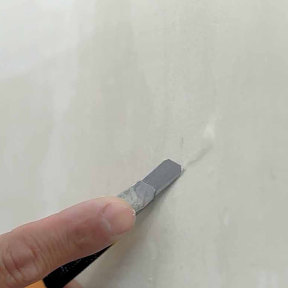 ใช้ผ้าชุบน้ำหมาดๆมาเช็ดให้ชุ่มทิ้งไว้ 5-10 นาที ให้ส่วนที่เป็นกระดาษอมน้ำจนพองออกมา แล้วจึงค่อยๆ ลอกกระดาษออกให้หมด