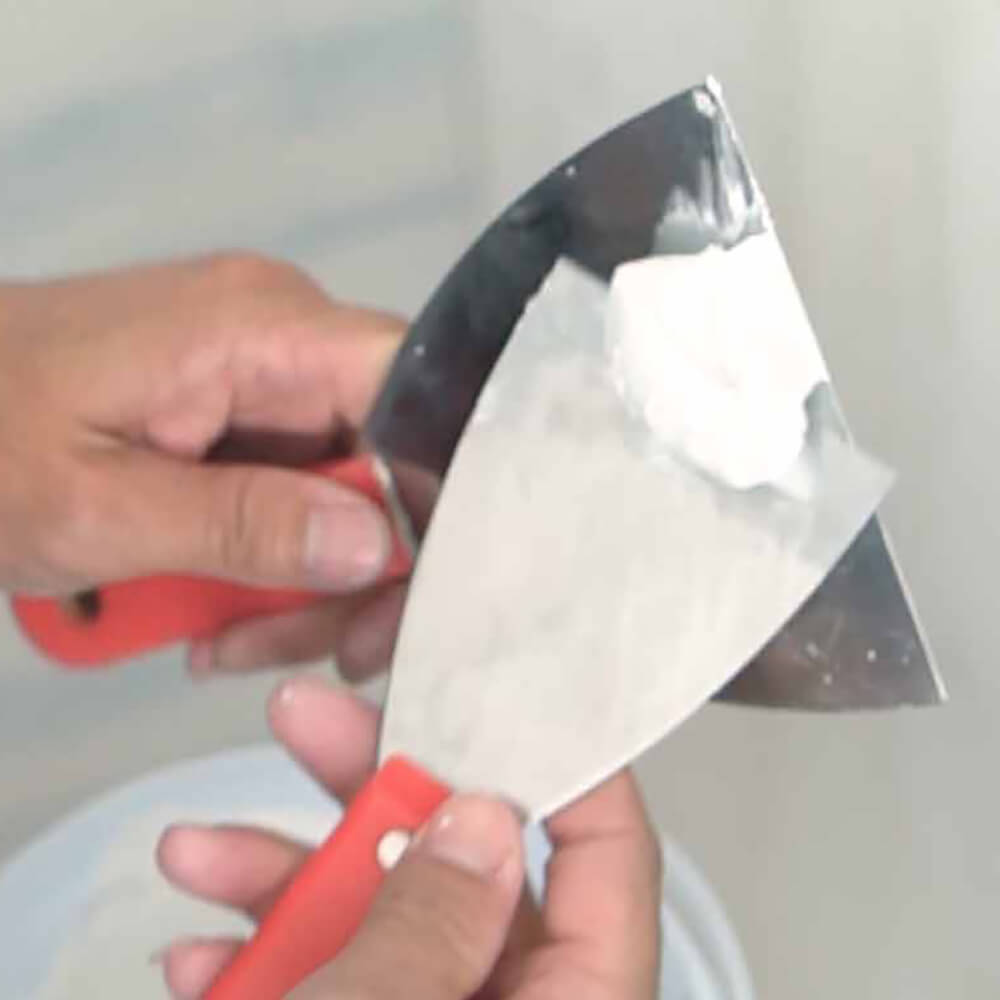 เมื่อลอกกระดาษทั้งผนังออกหมดแล้ว ผนังก็จะขรุขระไม่เรียบ ต้องเตรียมผนังให้เรียบก่อนติดวอลเปเปอร์ใหม่ลงไป ใช้ผสมผงยิบซั่มสำหรับซ่อมแซมผนัง