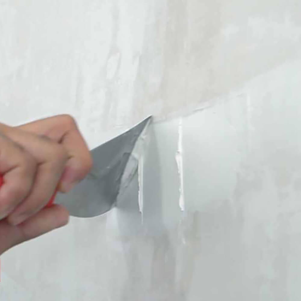 ใช้เกรียงโป๊วยิปซั่มลงบนผนังที่ขรุขระให้เรียบเสมอกัน ทิ้งไว้ 1-2 ชั่วโมงเพื่อให้ผนังทั้งหมดแห้ง